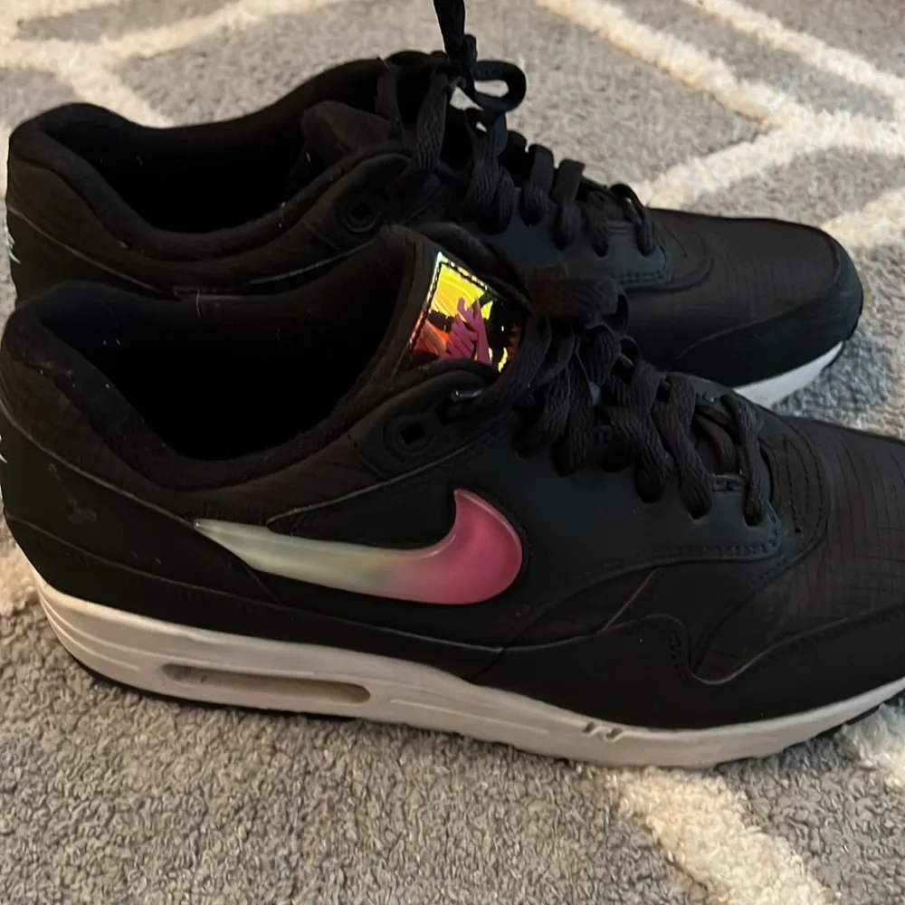 NIKE Air Max 1SE Jelly Jewel. Black/ Iridescent - Picture 6 of 11